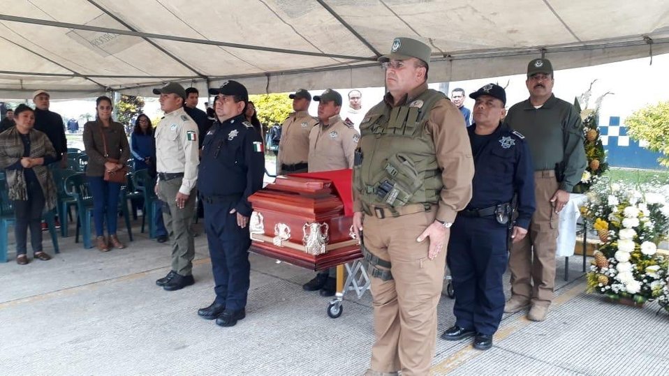 En la guardia de honor estuvieron presentes el subsecretario de Operaciones, el director de la Fuerza Civil. (Tomada de @SP_Veracruz)