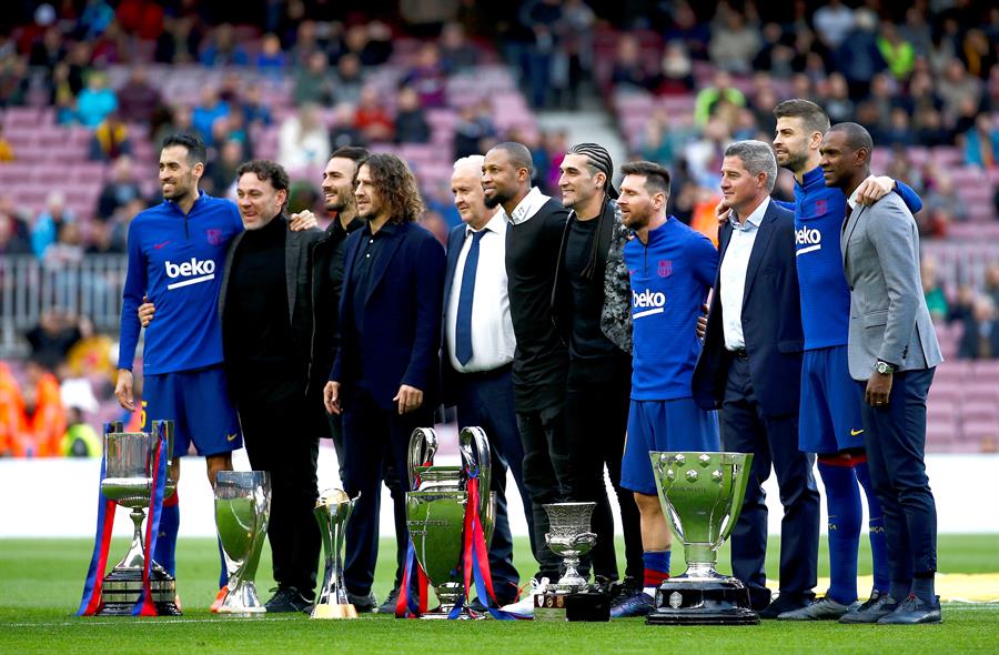 La plantilla del Barcelona que fue homenajeada (EFE)