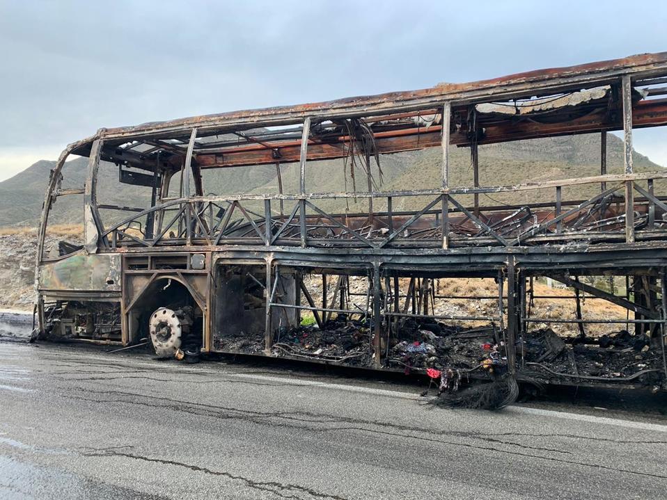 Los 32 pasajeros y el operador lograron salir a tiempo. | Foto: Especial
