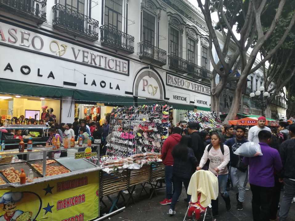 Ambulantes se desbordan en la calle 5 de Mayo. (Andrés Lobato)