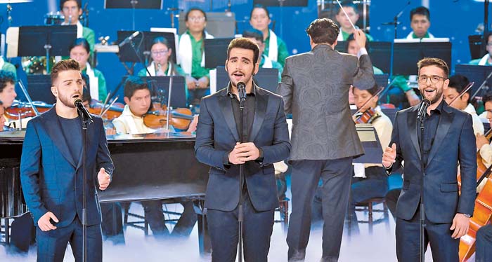 En el concierto navideño en Tv Azteca fueron acompañados por la Orquesta Esperanza Azteca, que dirige Chacho Gaytán. Especial