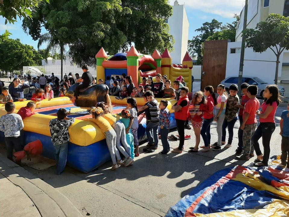 Decenas de familias acudieron a la capilla. Fanny Contreras