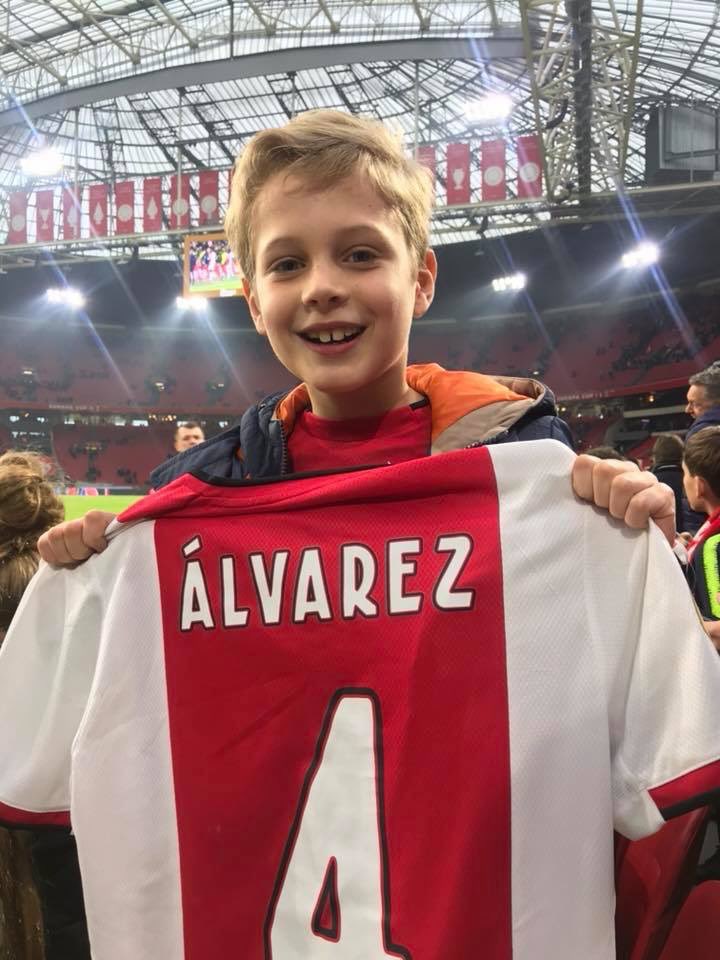 Édson Álvarez regala playera a niño en partido del Ajax (Especial/Twitter)