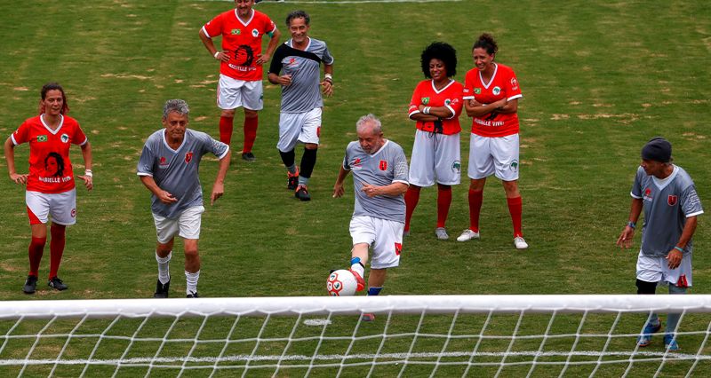 El ex presidente durante el tiro de penal. (AFP)