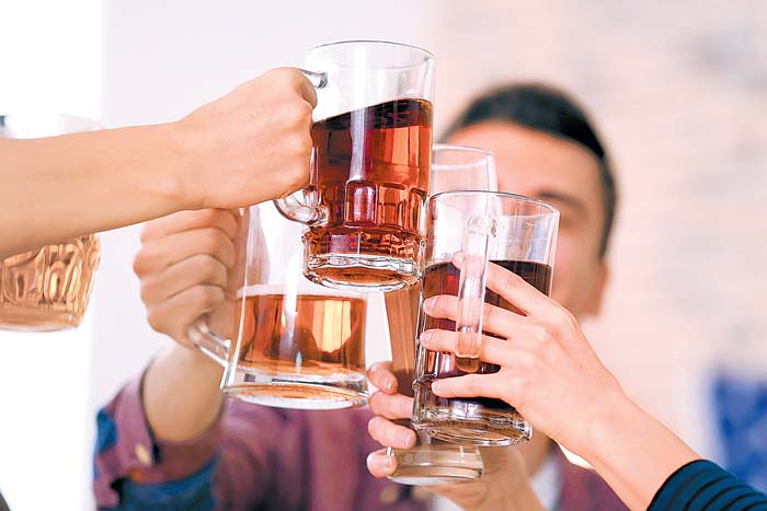 En esta época la gente también gasta en las fiestas propias de la temporada. Shutterstock
