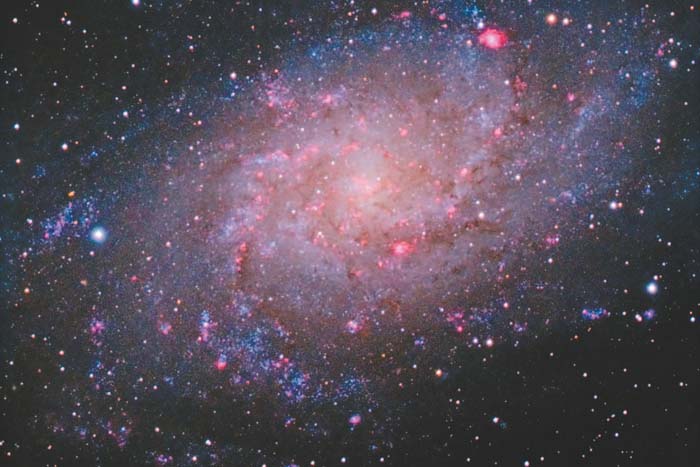 Esta galaxia, bajo condiciones idóneas, puede observarse a simple vista, se verá como una pequeña nube muy difusa en el cielo nocturno.