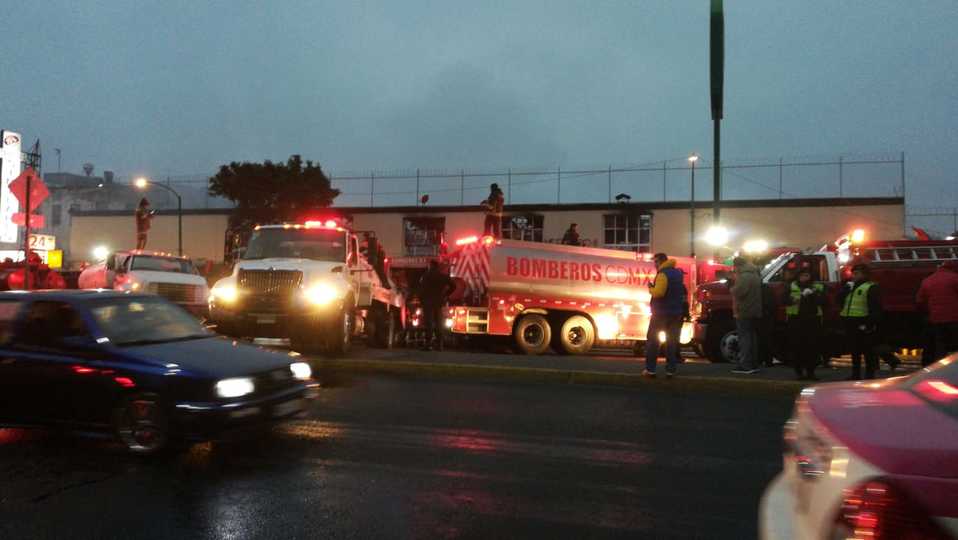 Incendio en mercado de San Cosme provoca evacuación de al menos 150 personas (Moisés Durán)
