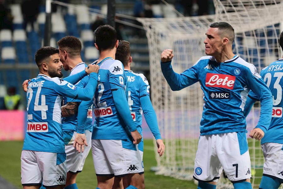 Jugadores den Napoli festejan el gol de la victoria (EFE)