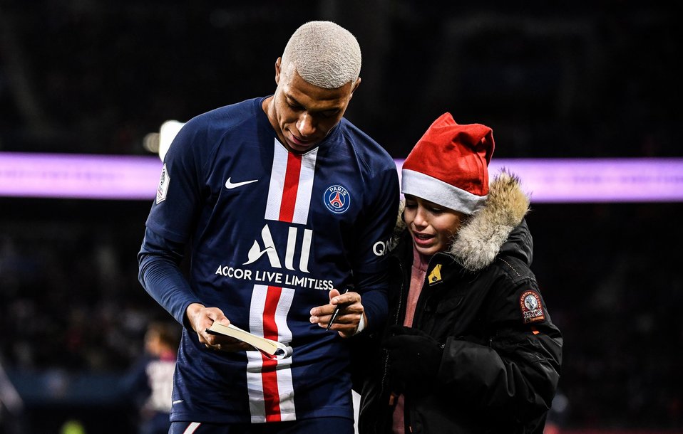 Kylian Mbappé regala autógrafo a un niño (Twitter: @PSG_espanol)