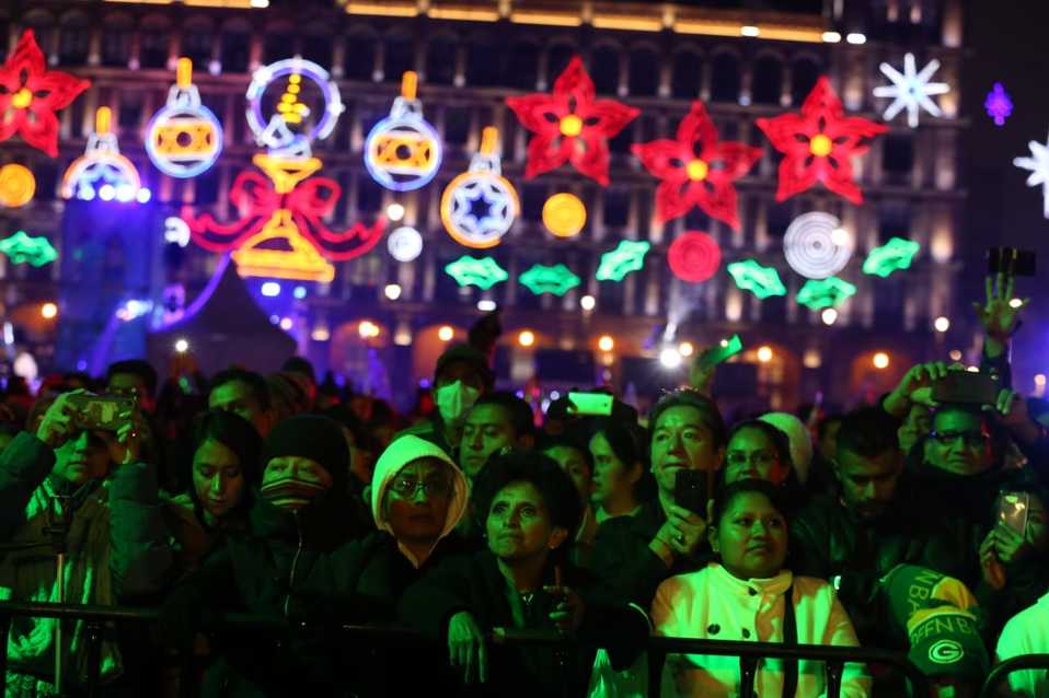 Magno coro, conformado por 500 estudiantes de secundarias, se presentó en el Zócalo de la CdMx. (Octavio Hoyos)
