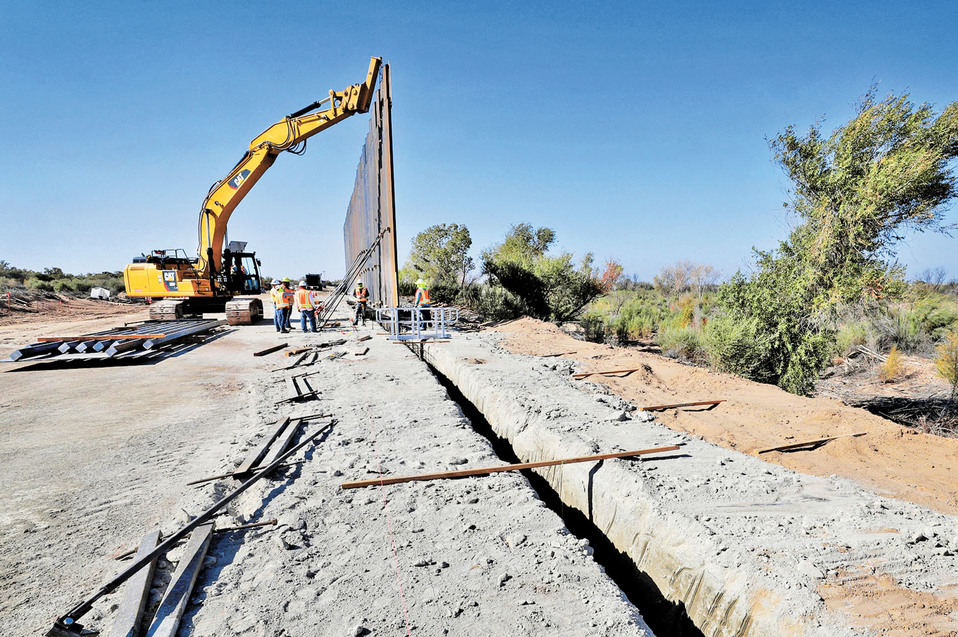La meta establecida por el mandatario estadunidense es levantar 800 kilómetros para fines de 2020. (AP)