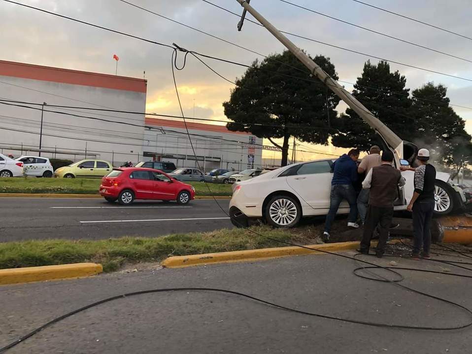 Otros automovilistas auxiliaron a los accidentados. (Especial)
