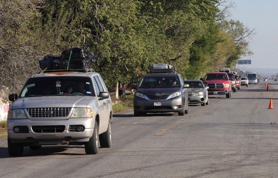 Paisanos ingresan por la frontera de Tamaulipas.