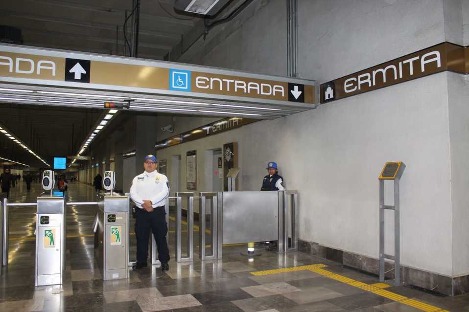Policía en el Metro Ermita de la Línea 12. (Cinthya Sttetin)