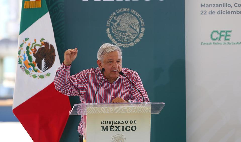El presidente López Obrador durante su discurso en la central termoeléctrica de Manzanillo(Héctor Téllez)