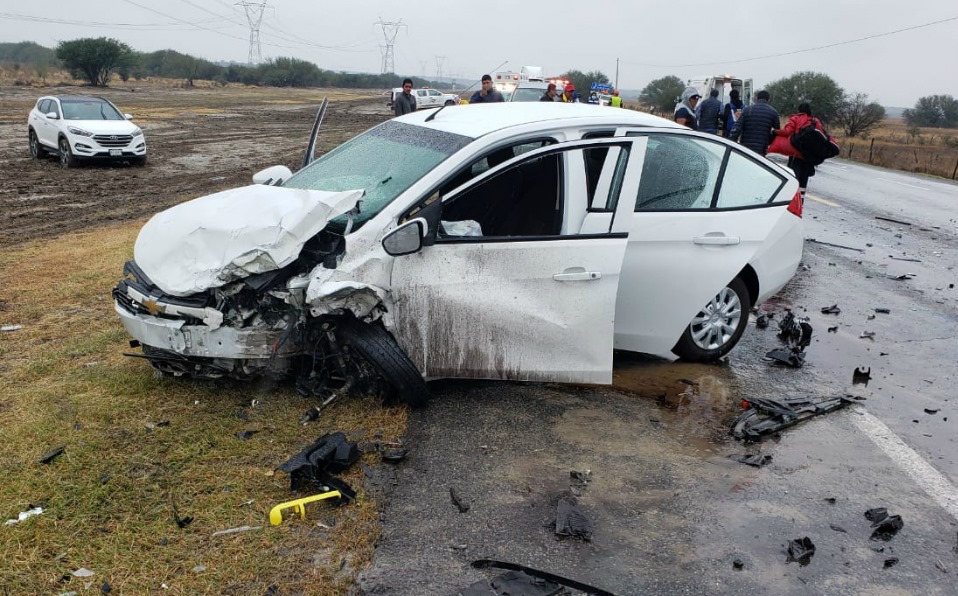 Rescatan a conductor prensado en la carretera Zaragoza-Victoria que además provocó carambola de autos (Foto/CORTESÍA)