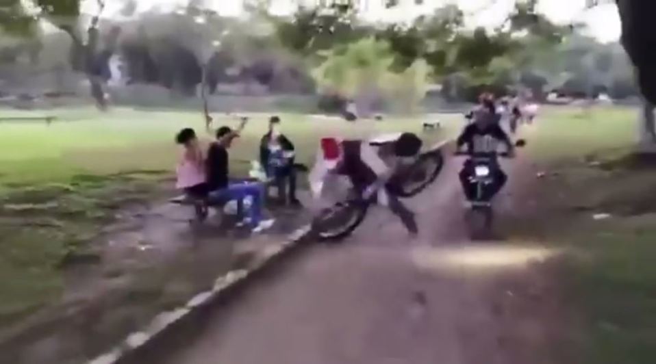 Alcalde de Ciudad Valles Adrián Esper Cárdenas durante caída de bicicleta.