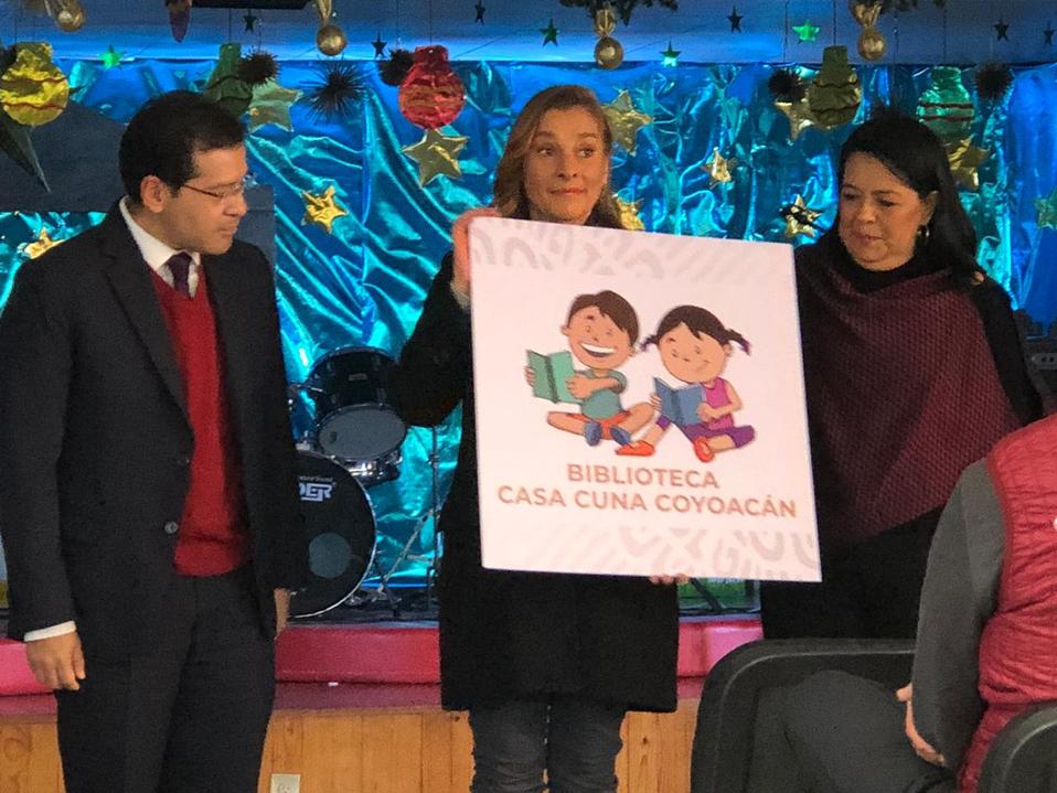 Celebran con rock niños del DIF y le cantan a la esposa del presidente. (Blanca Valadez)