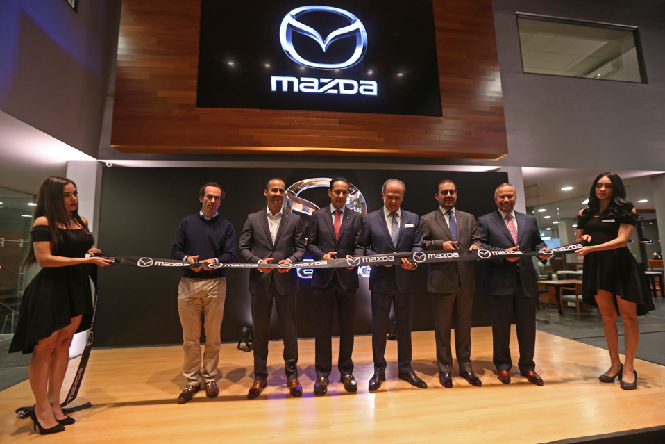 Directivos nacionales y estatales durante la reinauguración de la agencia Mazda Américas.