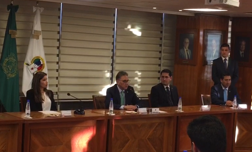 Durante la firma del acuerdo. (Monserrat Mata)