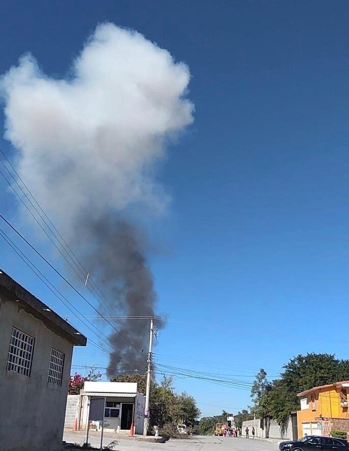 El humo de la explosión se puede ver a lo lejos.