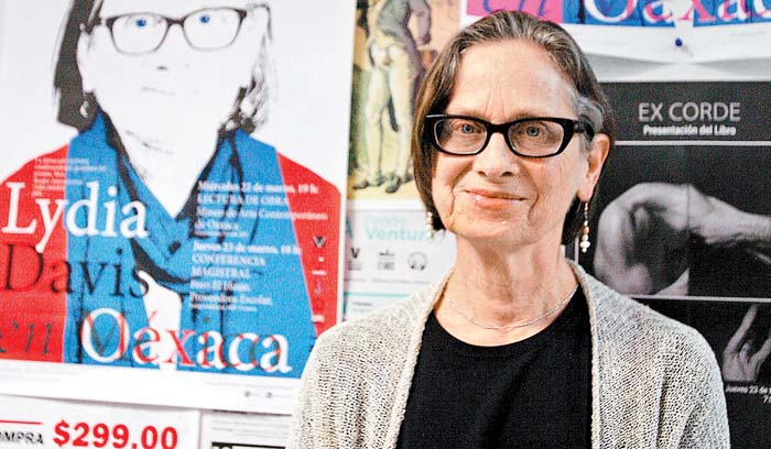 “Cuando escojo los temas no estoy pensando en lo que quiero decir; me doy cuenta que todo viene de una forma indirecta”. Editorial Almadía