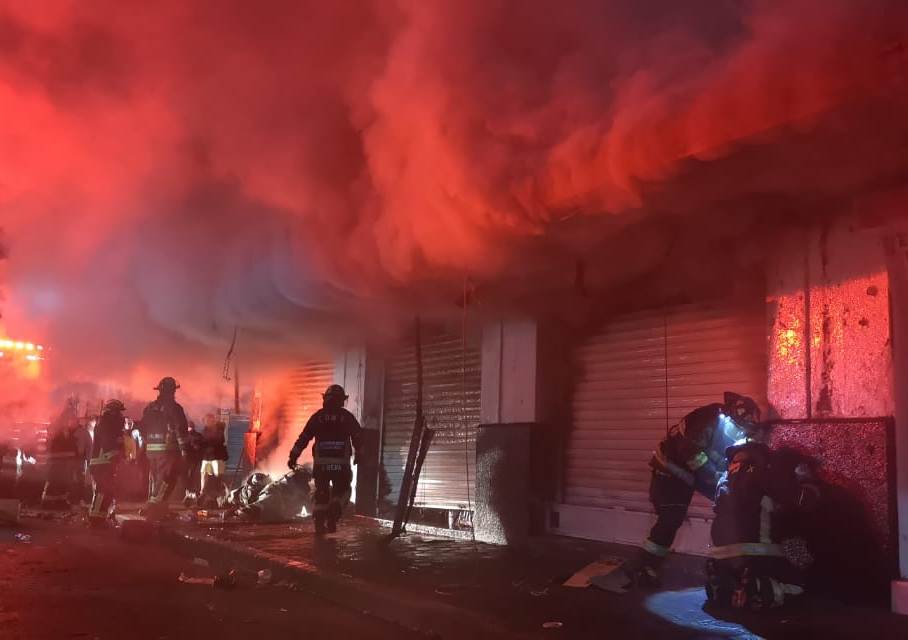 El incendio consumió tres locales del mercado. | Alejandro González