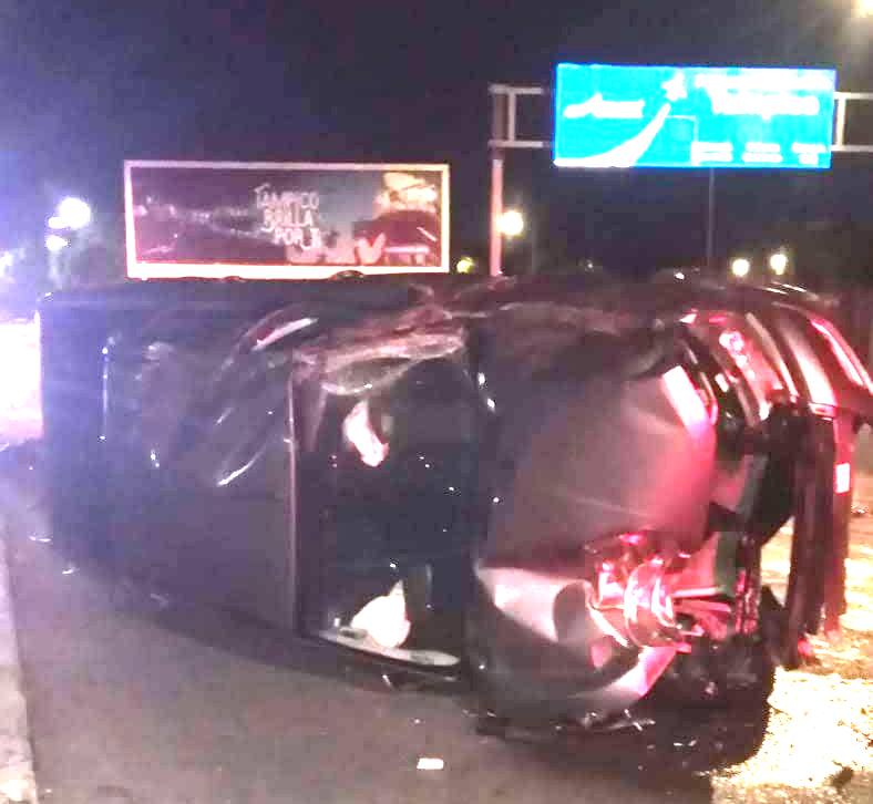 La camioneta termina volcada.