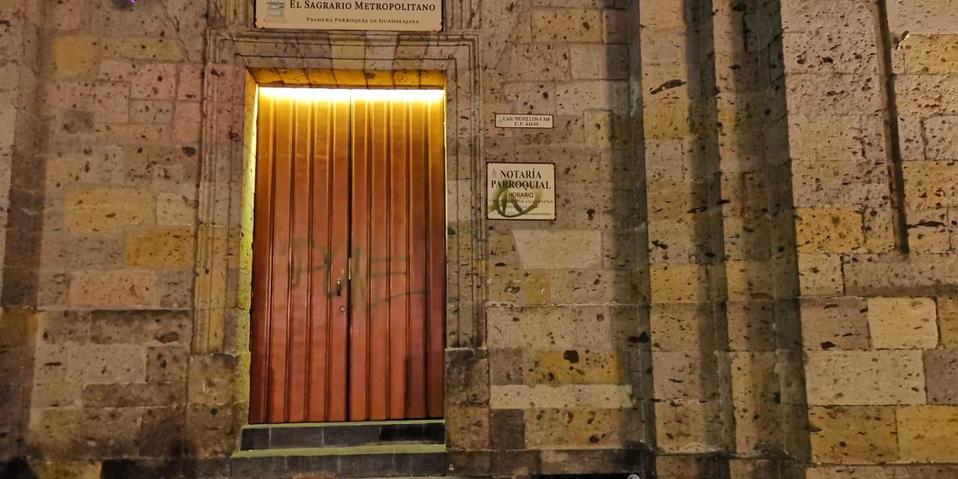 La Catedral de Guadalajara víctima de grafitis (Especial).
