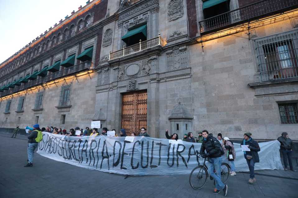 En Palacio Nacional, trabajadores de las secretarías de Cultura y Agricultura se manifiestan. (Jesús Quintanar)