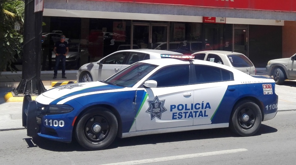 Policía Estatal investiga robo de banco.