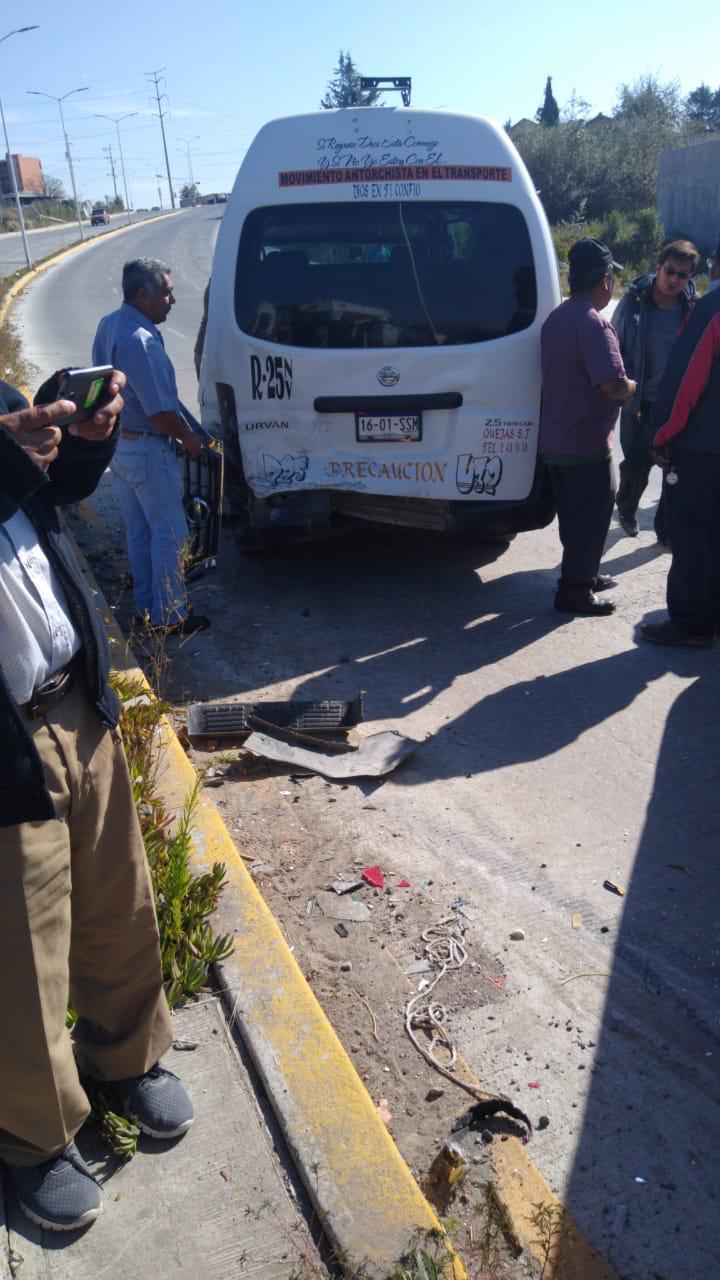 Se impacta combi contra vehículo en el Carmelitas. (Especial)