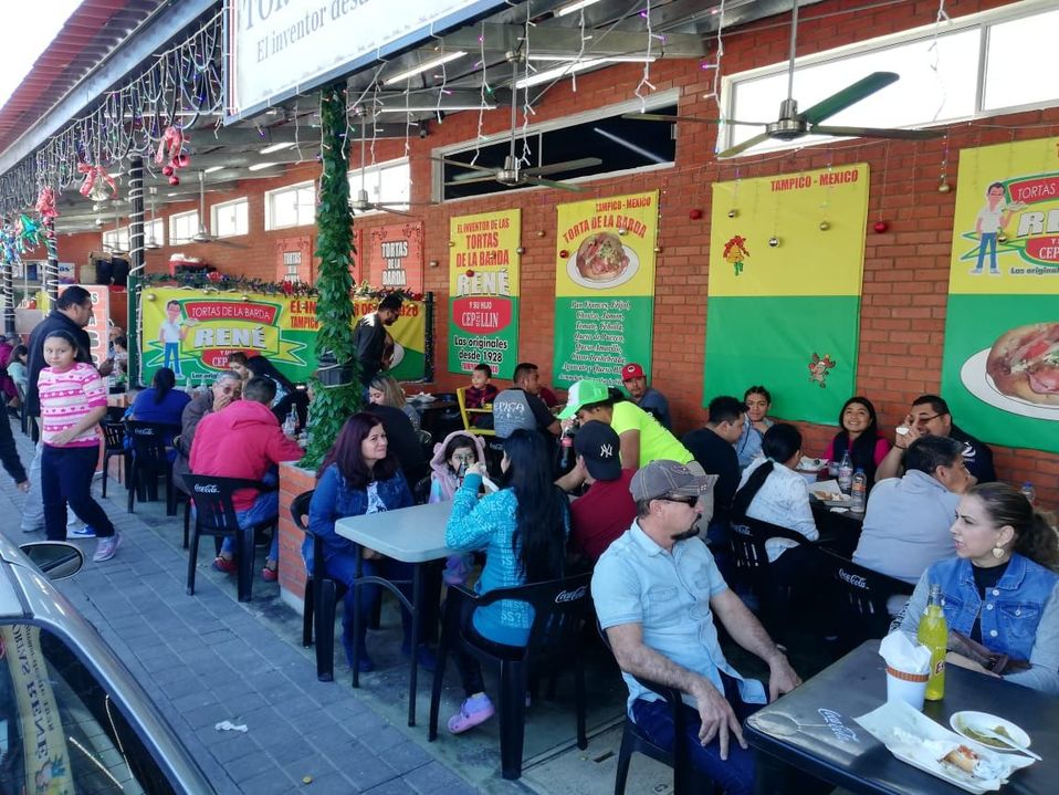 Turistas abarrotan locales de tortas de la barda. (Reynaldo Gutiérrez)