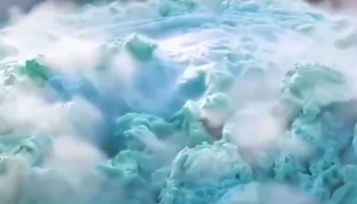 Dos youtubers hacen explotar volcán de espuma en un patio de California. (Captura de Pantalla)