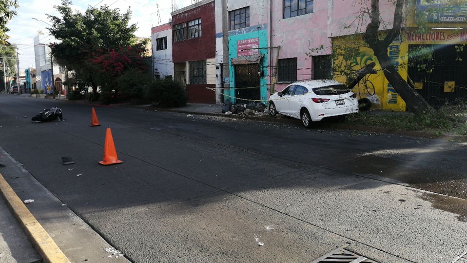 Agentes de la Secretaría de Vialidad se encargaron de acordonar la zona (Juan Carlos Munguía).