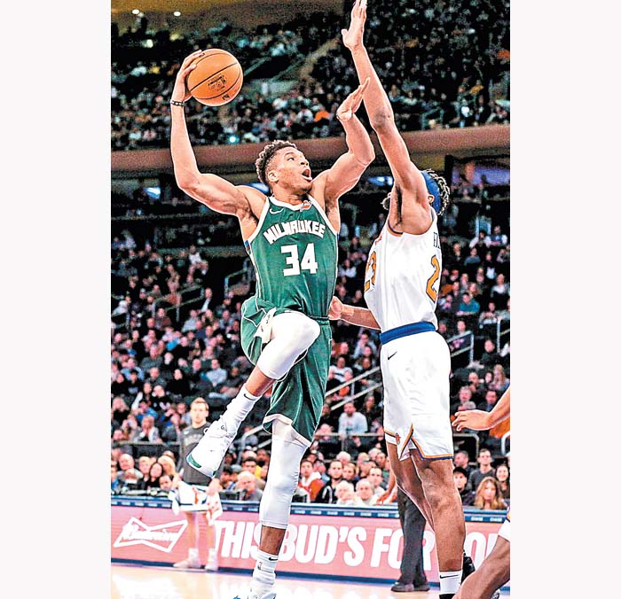 Antetokounmpo (34), el mayor espectáculo de la NBA. REUTERS