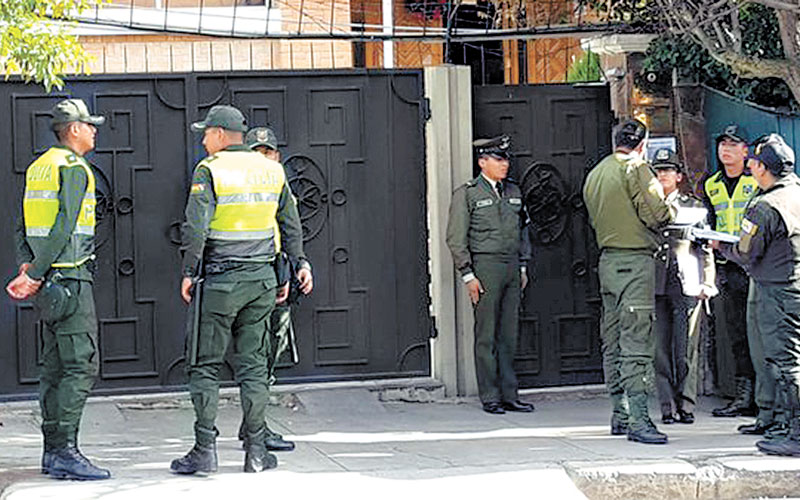 Desde diversos puntos se incrementó la vigilancia a la sede diplomática en la capital boliviana. (Especial)