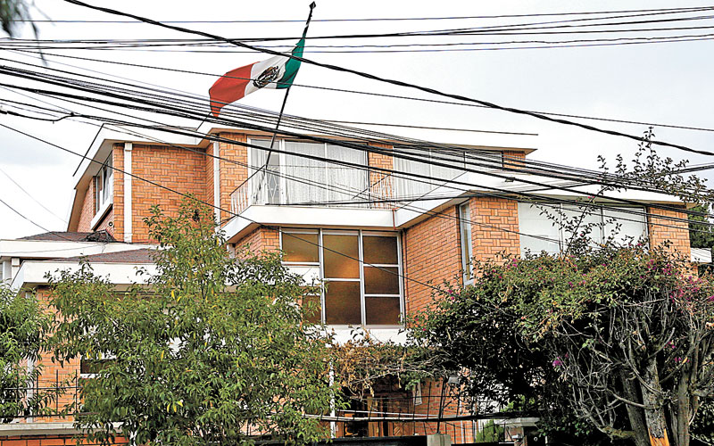 Alrededor de 150 elementos policiales y de inteligencia rodean la residencia. (Reuters9