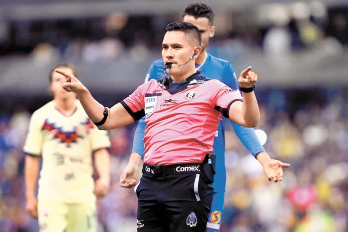 Fernando Guerrero hace la seña del VAR. Imago7