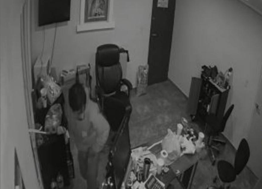 El ladrón fue descrito como joven y de baja estatura, quien se llevó computadoras y varias cajas de herramientas. | Foto: Especial