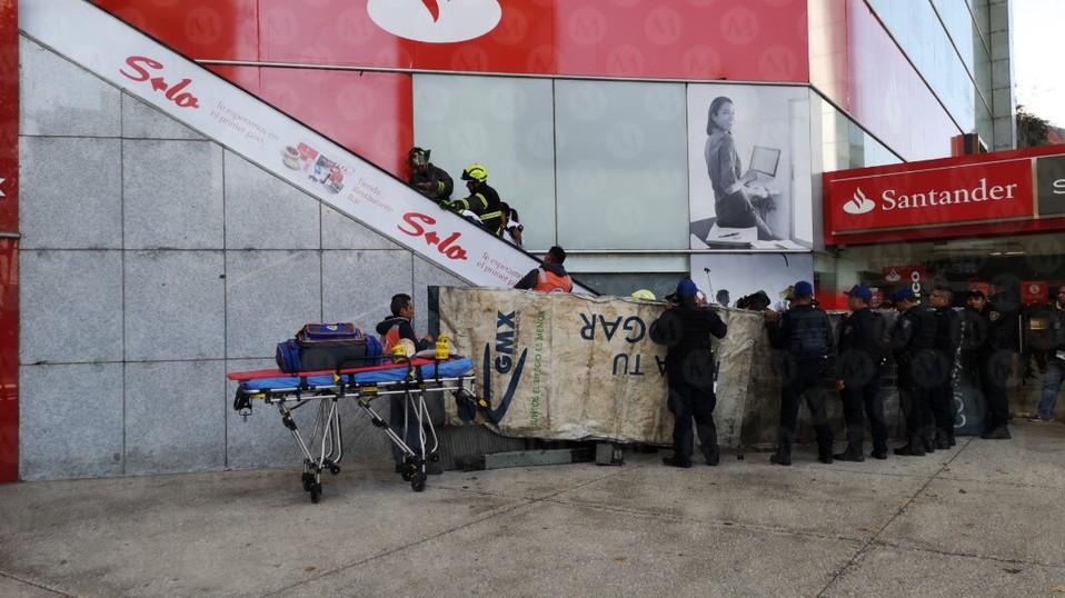 De acuerdo con las primeras versiones, el hombre quedó prensado en las escaleras cuando las reparaba. (Jorge Becerril_)
