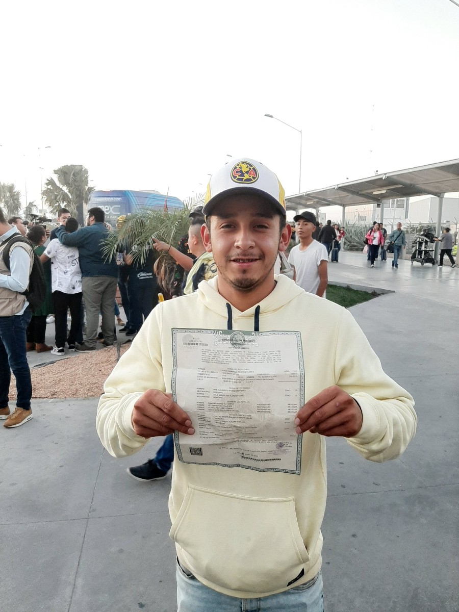 Aficionado americanista mostrando el acta de su hijo (Twitter: @GuzmanGassoW)