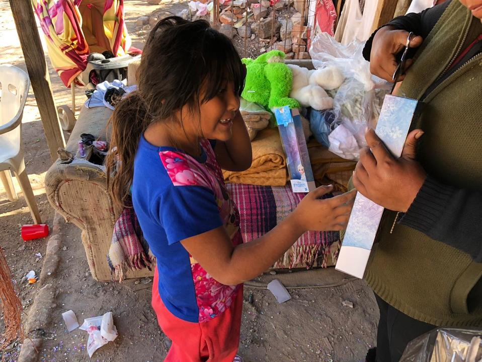 Alegran con regalos en zona rural