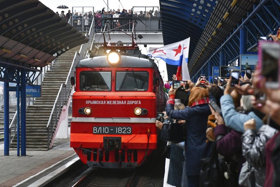 Crimea. Personas celebran la llegada del tren desde Rusia a Sebastopol después de que cruzó un puente que los une. (AP)