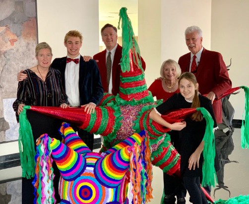 En el festejo de Navidad del embajador de EU no faltaron las tradicionales piñatas. (@USAmbMex)