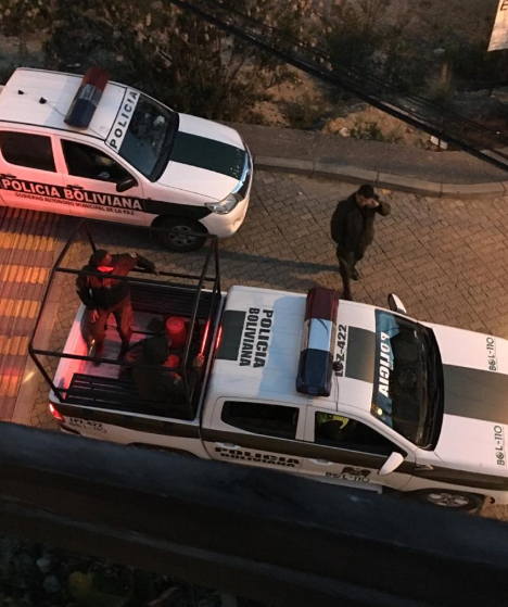 La vigilancia a la embajada mexicana continúa. (Twitter)