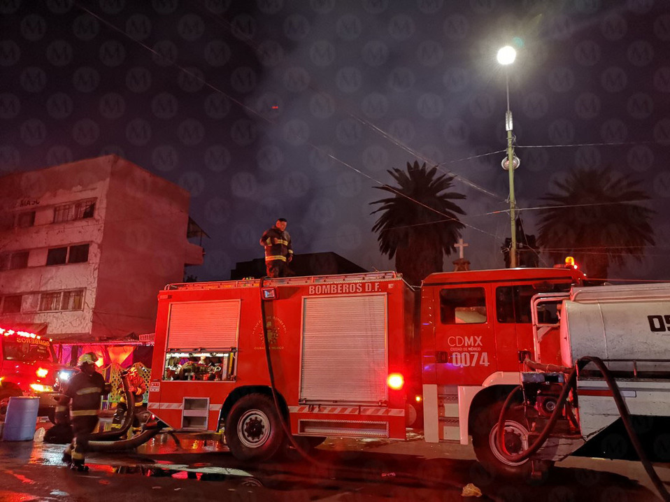 Personal de la secretaría y bomberos de la Ciudad de México sofocaron el incendio. (Foto: Jorge Becerril)