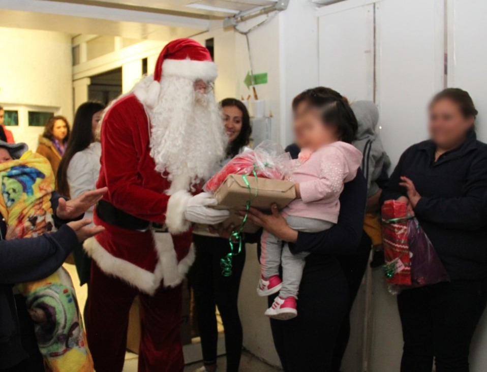 Santa Claus lleva regalos a hijos de reclusas en Santa Martha Acatitla. | Especial