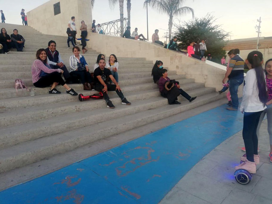 Además las familias disfrutaron de la pista de hielo. (Especial)