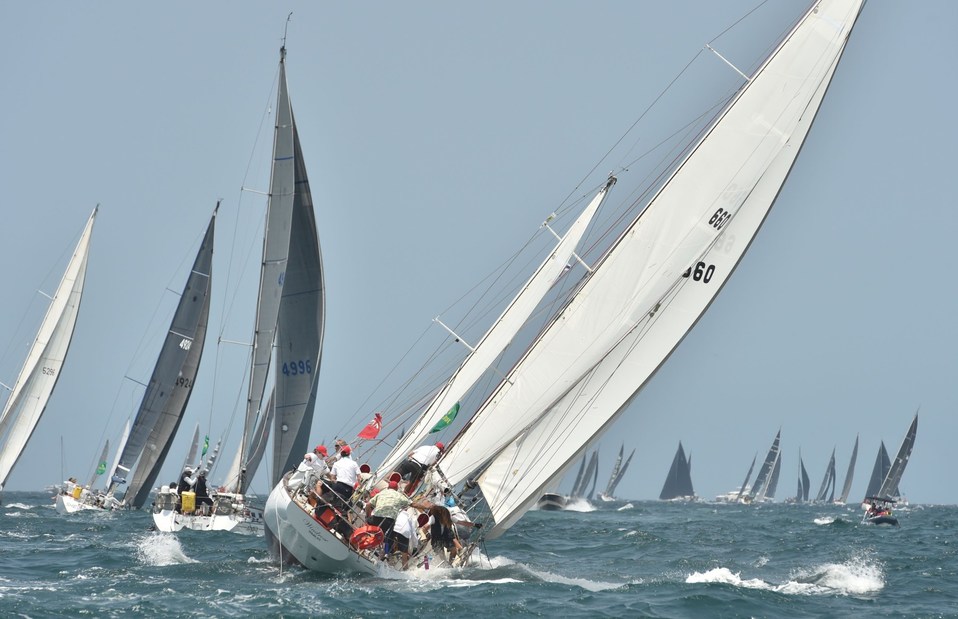 Australia. Yates salen del puerto de Sídney al comienzo de una carrera. (AFP)